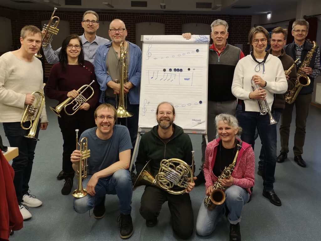 Teilnehmende des Workshops "Improvisieren ohne Vorkenntnisse" mit Martin Schädlich in der Mehrzweckhalle Urfeld